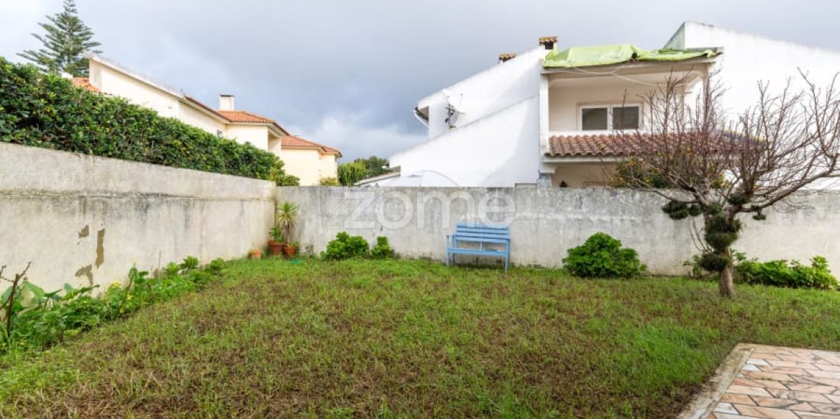 Moradia T4 isolada inserida num lote de 411 m², Parede - Murtal (7)
