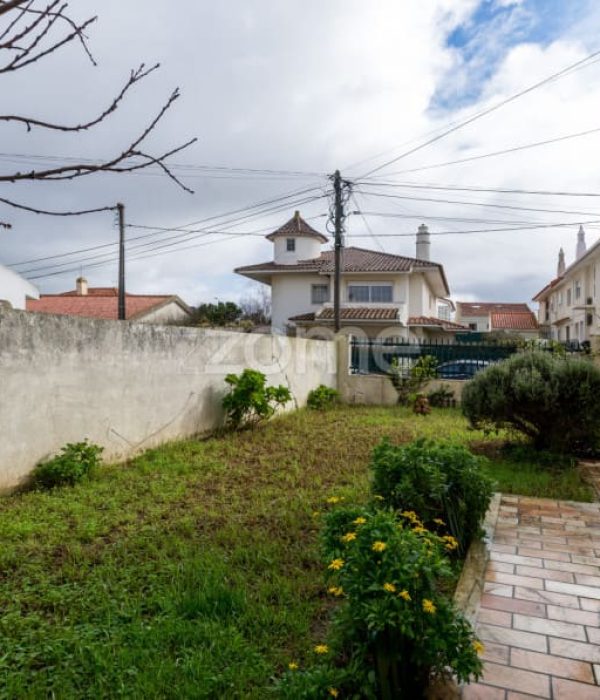 Moradia T4 isolada inserida num lote de 411 m², Parede - Murtal (8)