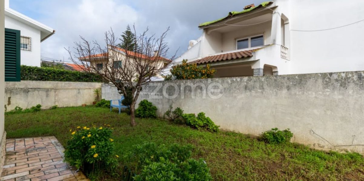 Moradia T4 isolada inserida num lote de 411 m², Parede - Murtal (9)