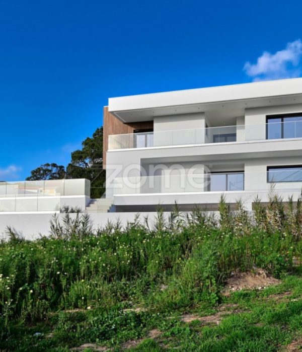 Moradia moderna T4 independente (11)