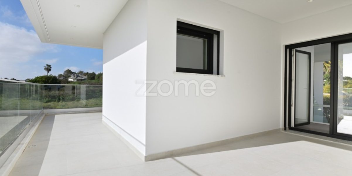 Moradia moderna T4 independente (30)